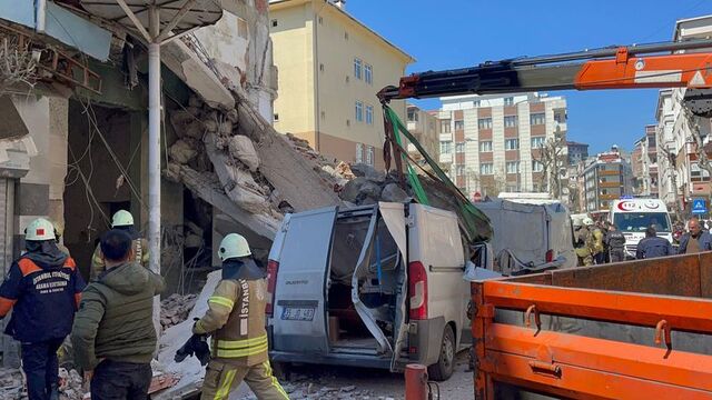 Güngören de bir bina çöktü: Olay yerine ekipler sevk edildi